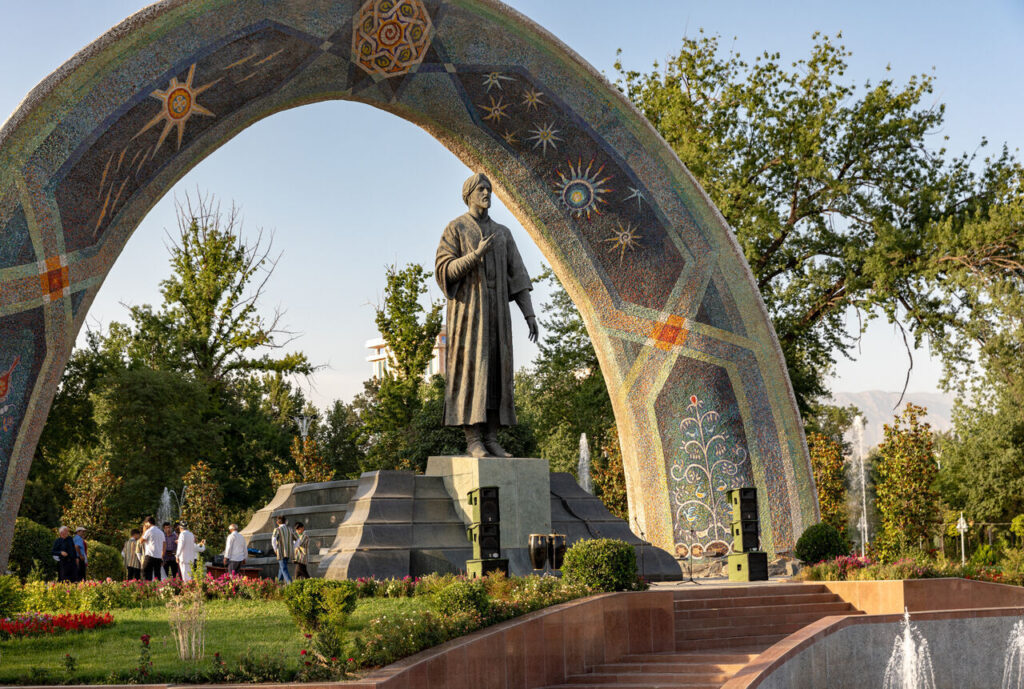 Statue du poète iranien Rudaki à Douchanbé