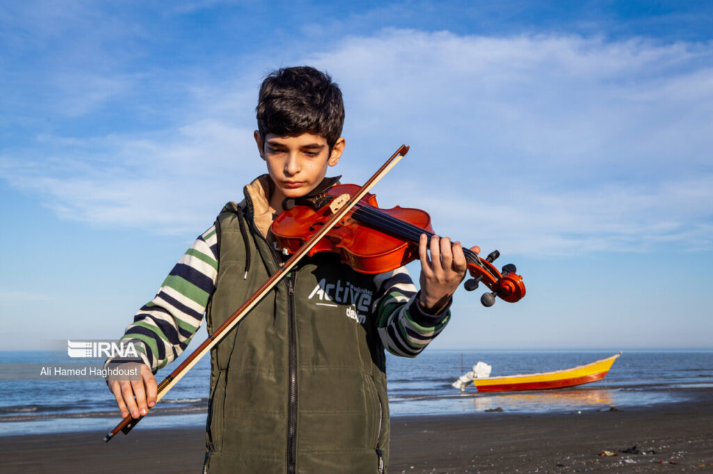 ville portuaire de Rezvanshahr jeune garçon au violon