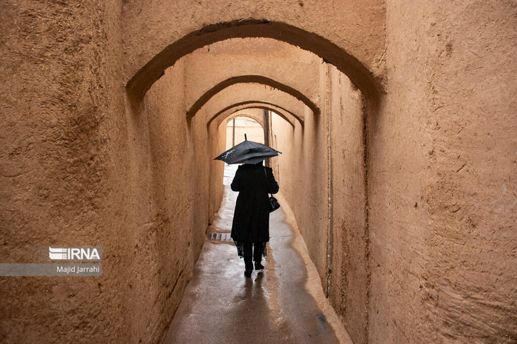 ruelle de Yazd sous la pluie